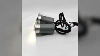 1E82512 Jaki stopień ochrony IP jest wymagany dla kinkietów do stosowania w deszczowym klimacie?